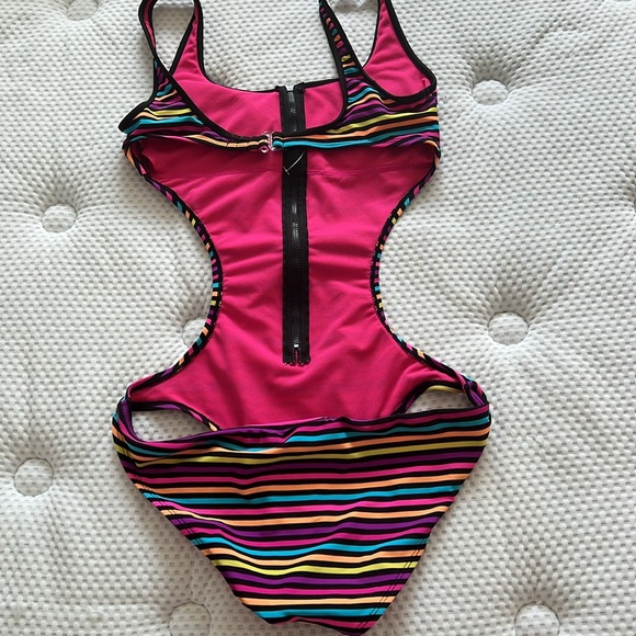 Swimsuit - Picture 3 of 6